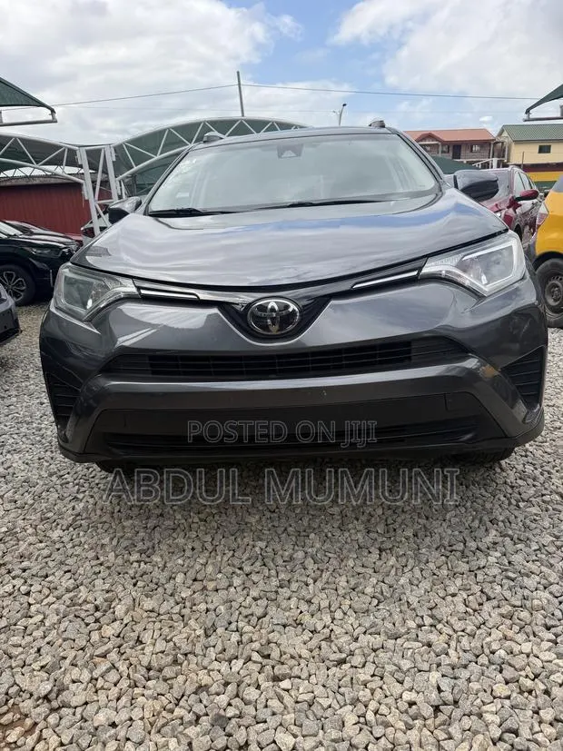 Toyota RAV4 LE 4dr SUV AWD (2.5L 4cyl 6A) 2018 Gray · Photo 1