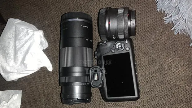 Canon Eos R100 Mirrorless Camera With 2 Lenses 18-45mm + 75-300mm · Photo 1