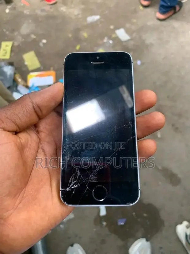 Apple iPhone SE 128 GB Gray · Photo 1
