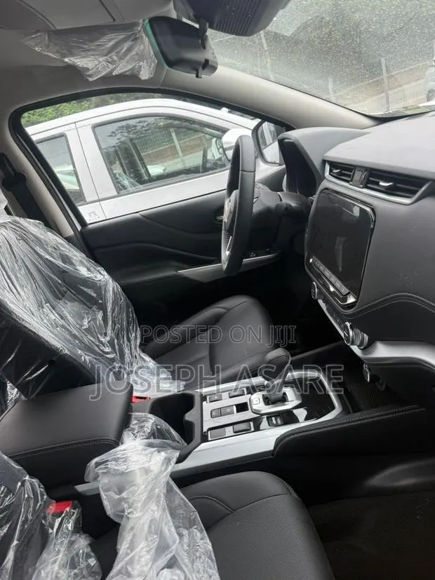 Nissan Navara 2025 White · Photo 1