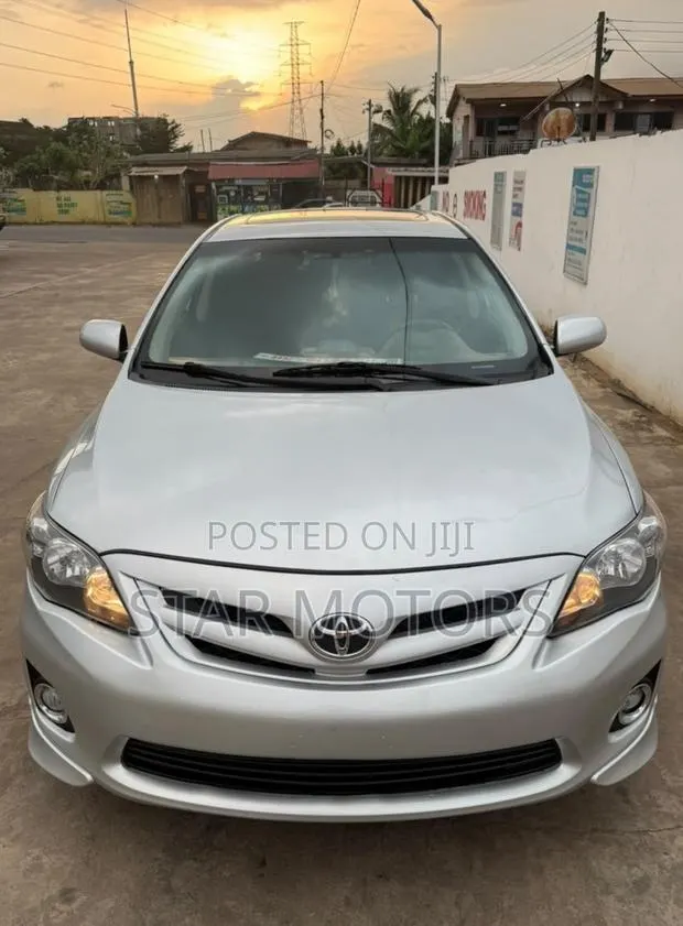 Toyota Corolla 2013 Silver · Photo 1