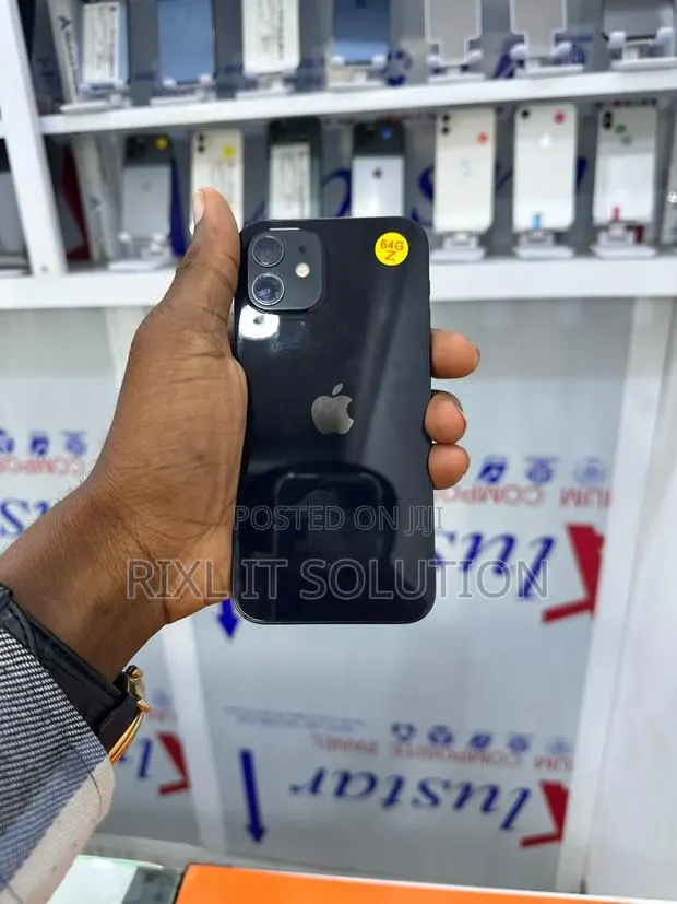 Apple iPhone 12 64 GB Black · Photo 1