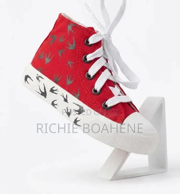 Red and White. Shoe Size 25 · Photo 1