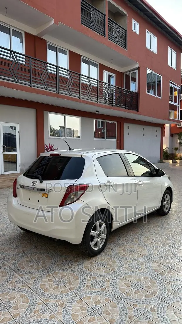 Toyota Vitz 2011 White · Photo 1