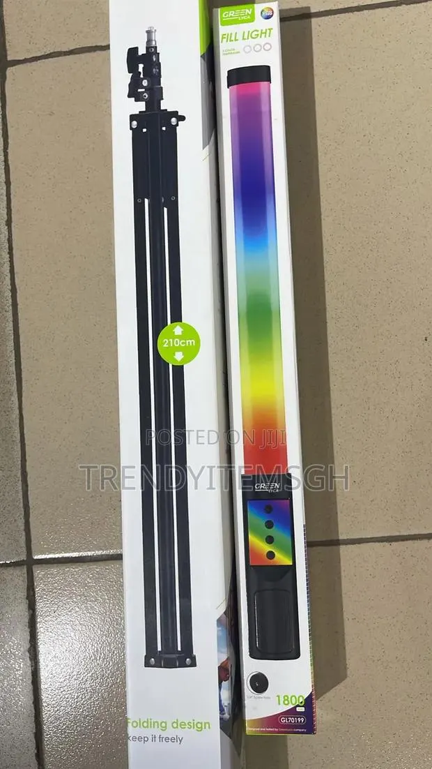 Tripod With Led Fill Light · Photo 1