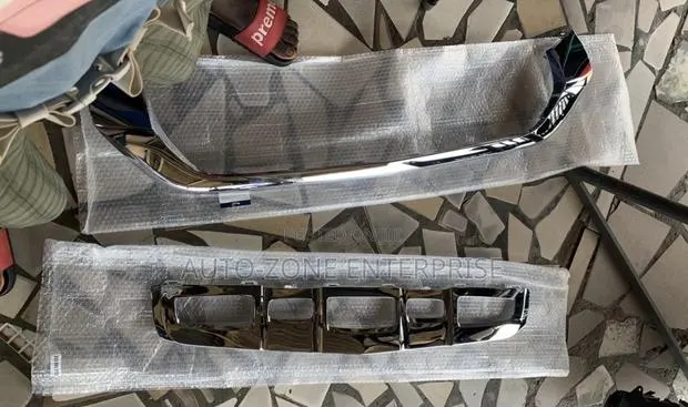 Mercedes Benz GLC-Class 2017 2018 2019 Front Bumper Chrome/Mouldings · Photo 1