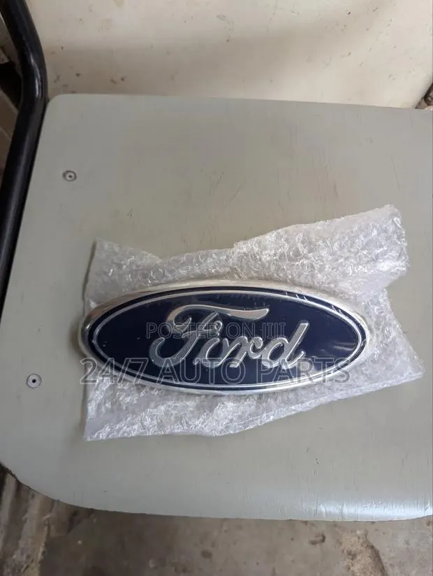 Car Crowns and Writing · Photo 1