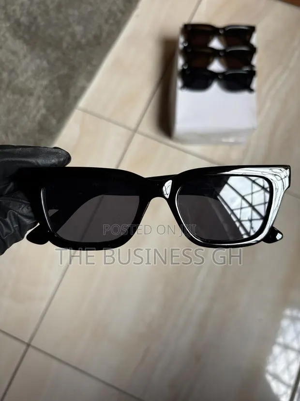 Tatum Square Sunglasses · Photo 1