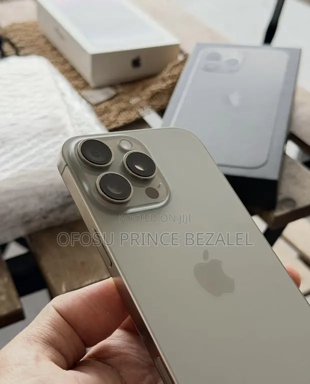 Apple iPhone 16 Pro Max 256 GB Gray · Photo 1