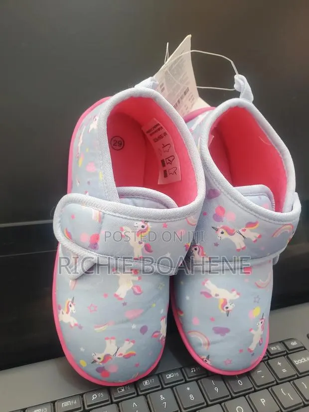 Girls Sneaker Size 29 · Photo 2