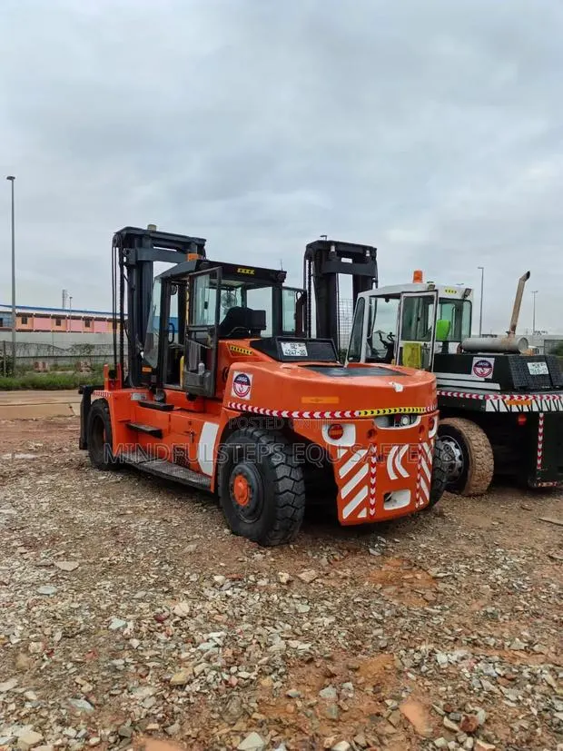 16 Tones Forklift Available for Rentals · Photo 1