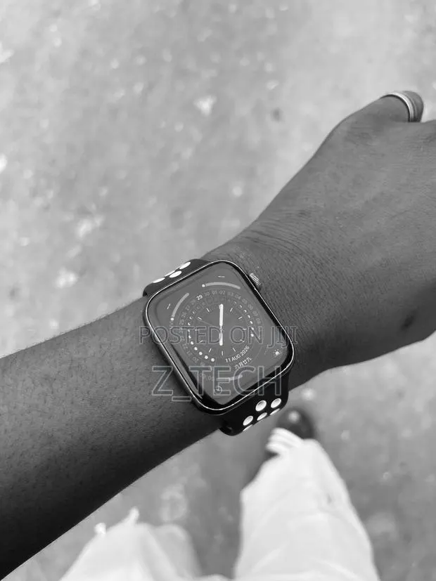 Apple Series Watch 5 44mm Available at a Cool Price · Photo 1