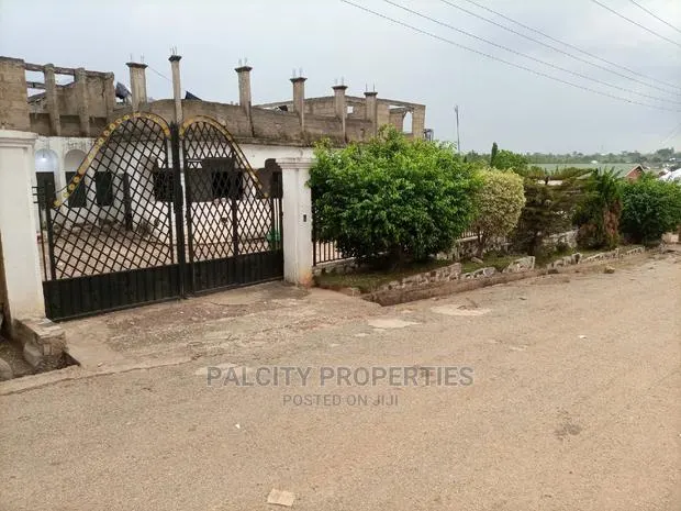 Seventeen (17) Bedrooms House for Sale in Santasi · Photo 1