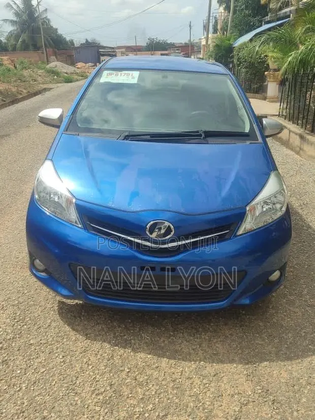 Toyota Vitz 1.3 FWD 5dr 2012 Blue · Photo 1