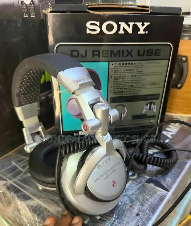 Sony MDR-V700DJ Dynamic Over-the-Ear DJ Headphones · Photo 1