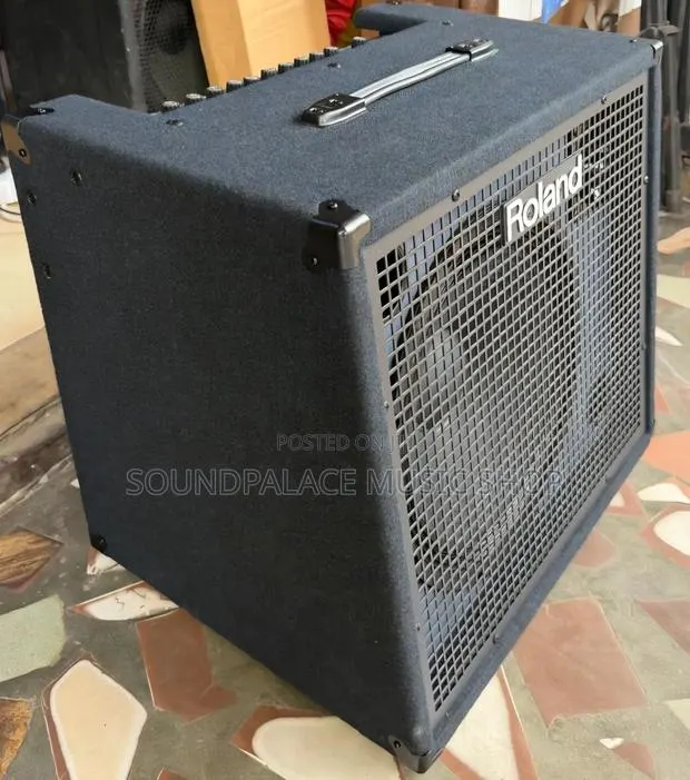 Roland KC-600 Keyboard Amplifier · Photo 1