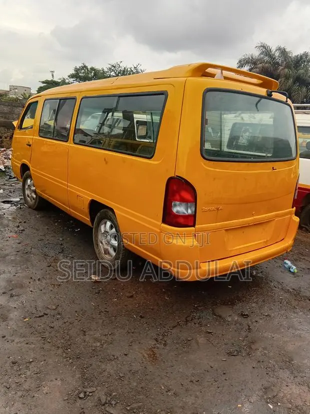 Nissan Caravan (Urvan) 2016 Yellow · Photo 1