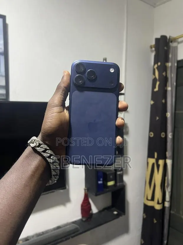 Apple iPhone 17 Pro Max 256 GB Blue · Photo 1