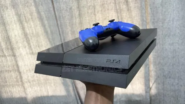 Playstation 4 Game Console Standard 500gb · Photo 1