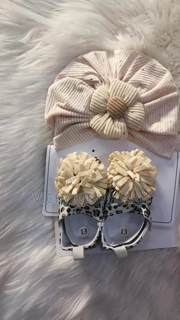 Baby Shoe for Girls With Scarf · Photo 3