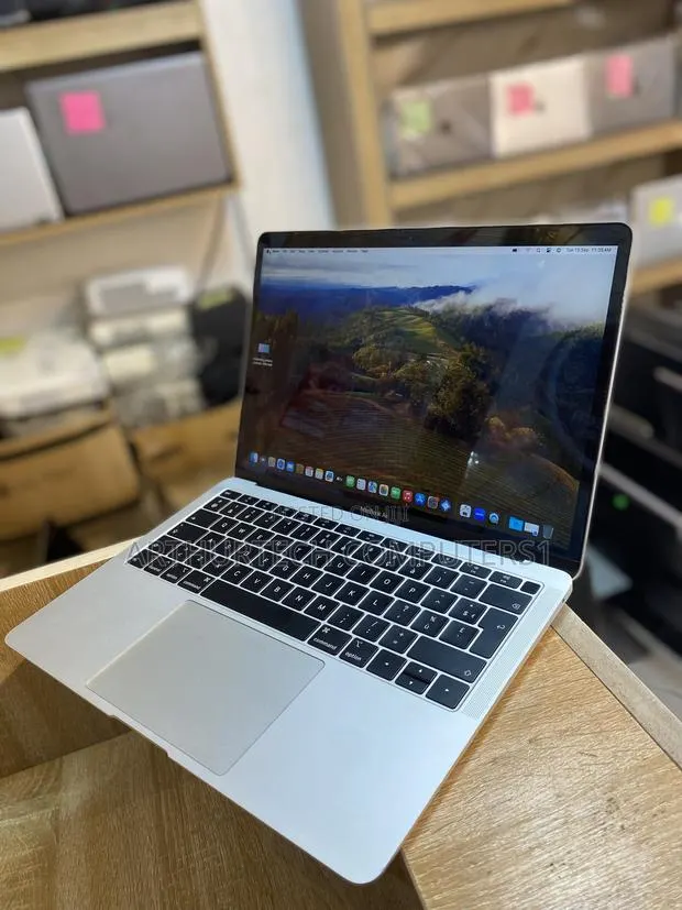 Laptop Apple MacBook Air 2018 8GB Intel Core i5 SSD 256GB · Photo 1