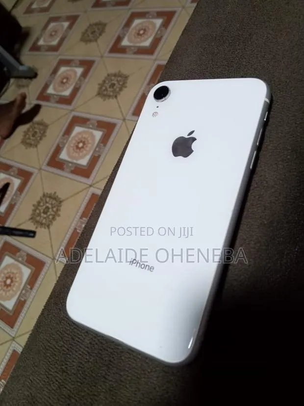 Apple iPhone XR 64 GB White · Photo 1