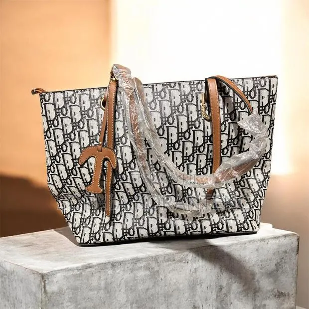 Ladies Elegant Bags · Photo 1