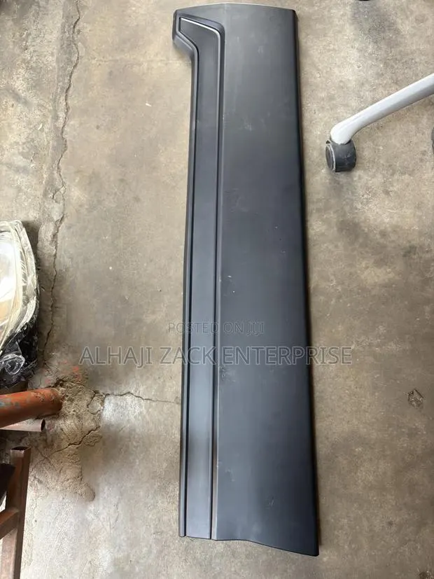 CRV 2018 Door Moulding Front Right · Photo 1