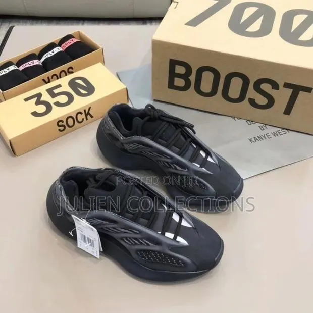 Adidas Yeezy Boost V3 Black · Photo 1