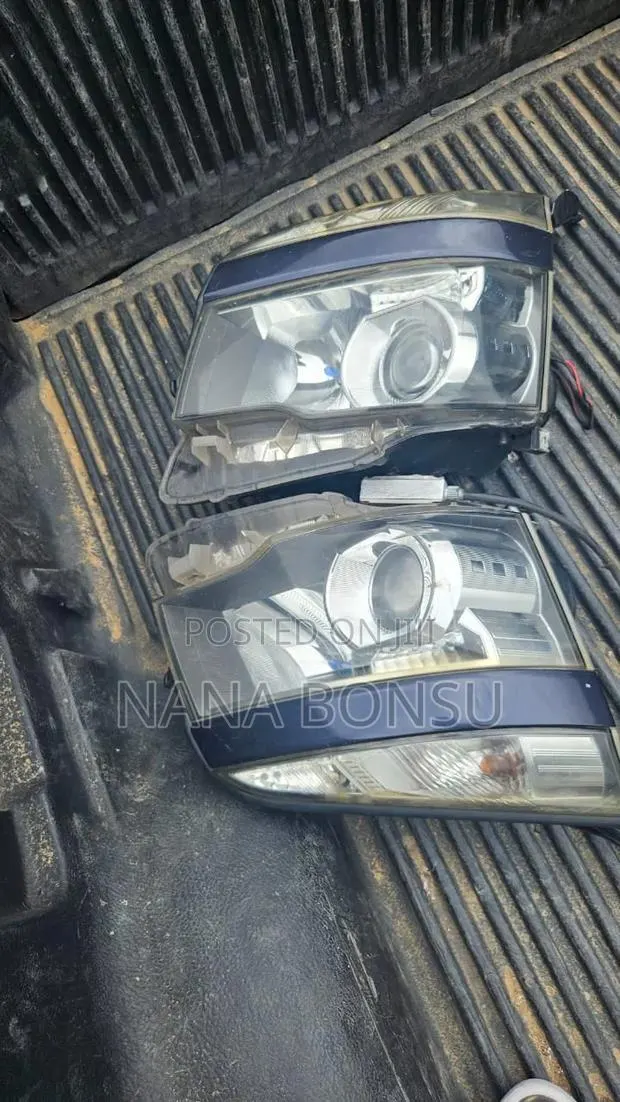 2013 Toyota Voxy Headlights · Photo 1