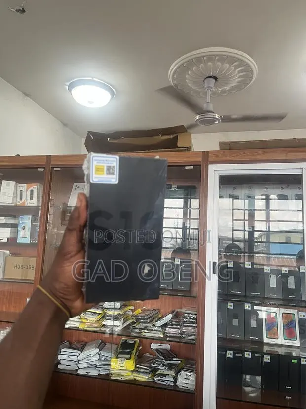 New Samsung Galaxy S10 128 GB Black · Photo 1