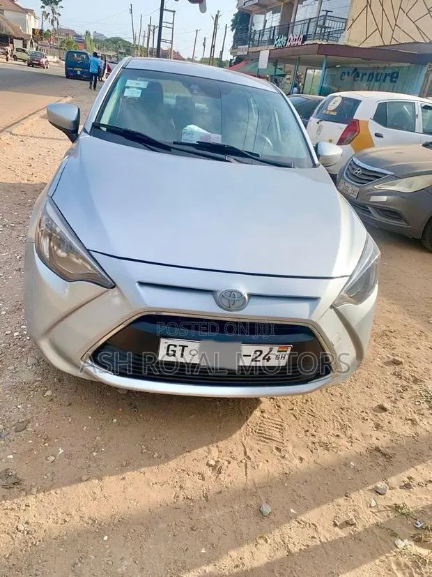 Toyota Yaris LE Hatchback 5dr 2017 Silver · Photo 1