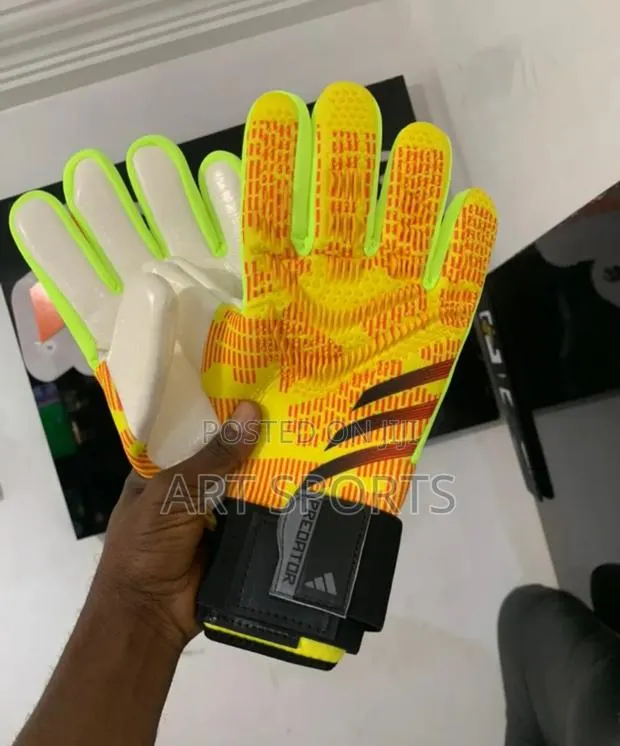 Predator Goalkeepers Gloves · Photo 1
