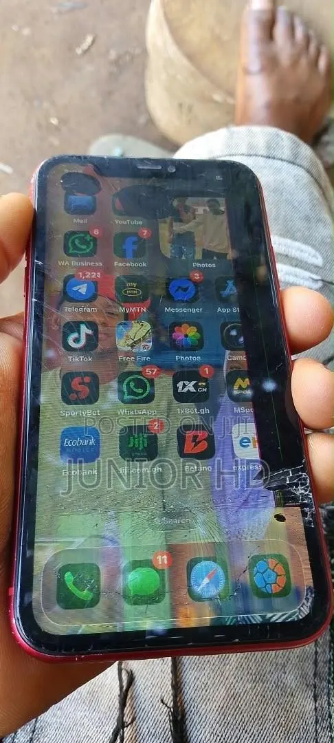 Apple iPhone 11 64 GB Red · Photo 1