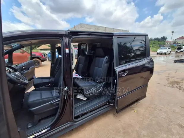 Toyota Voxy 2014 Gray · Photo 1