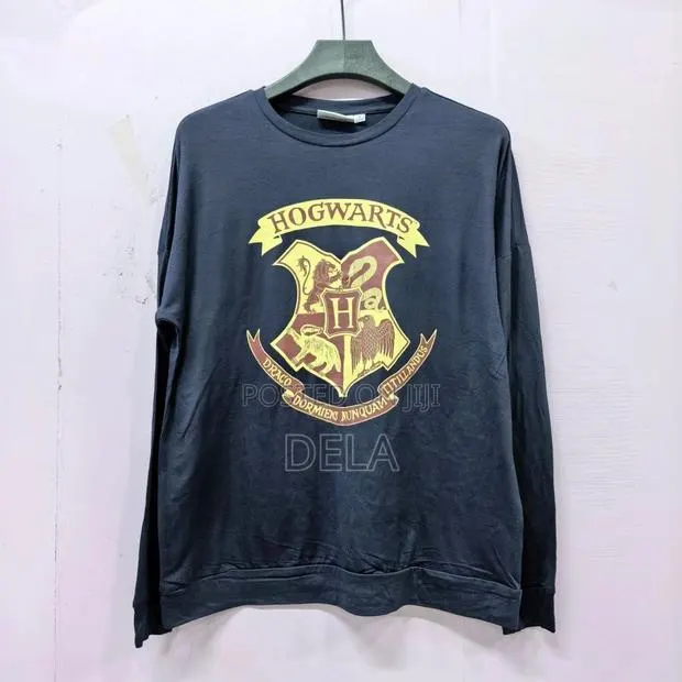 Harry Potter Hogwarts Crest Sweatshirt · Photo 1