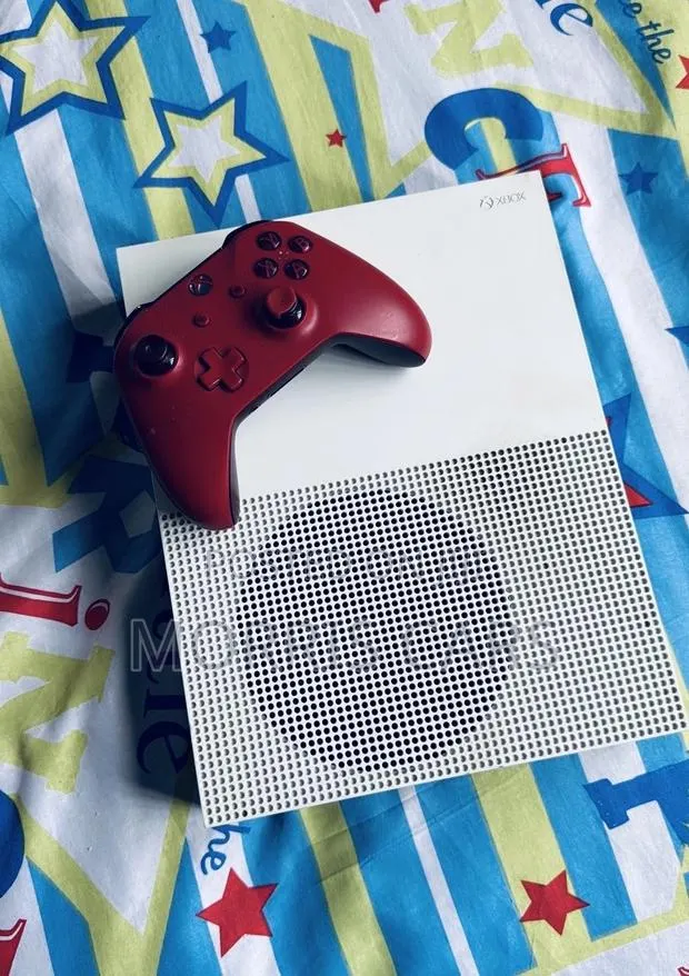 Xbox One S · Photo 1