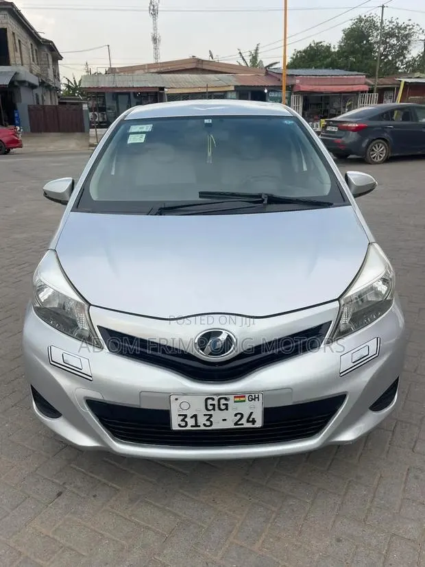 Toyota Vitz 1.3 FWD 3dr 2012 Silver · Photo 1