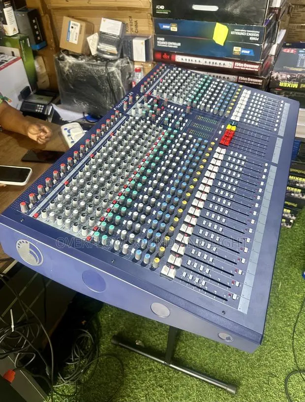Soundcraft Lx9 24-Channel Analog Mixer · Photo 1