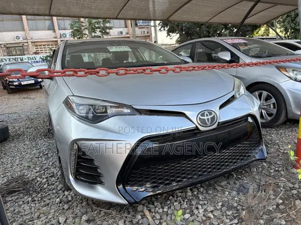 Toyota Corolla SE 4dr Sedan (1.8L 4cyl CVT) 2017 Silver · Photo 1