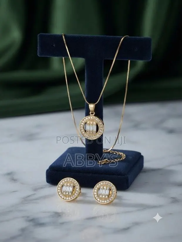Exquisite Necklace With Earrings · Photo 1