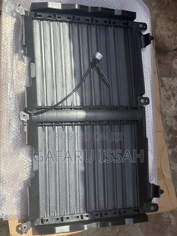 Tundra 2024-2025 Radiator Shatter Grille With Motor · Photo 1