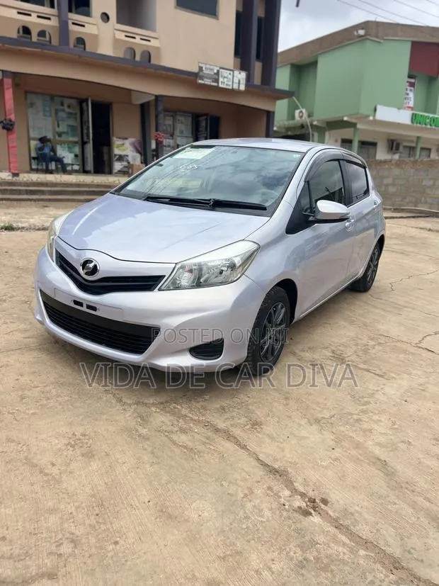 Toyota Vitz 1.3 AWD 5dr 2013 Silver · Photo 1