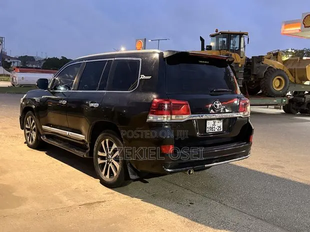 Toyota Land Cruiser 5.7 V8 2012 Black · Photo 1
