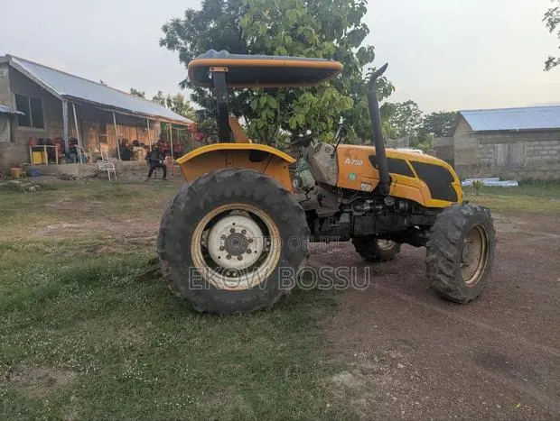 Valtra A75 Tractor · Photo 3