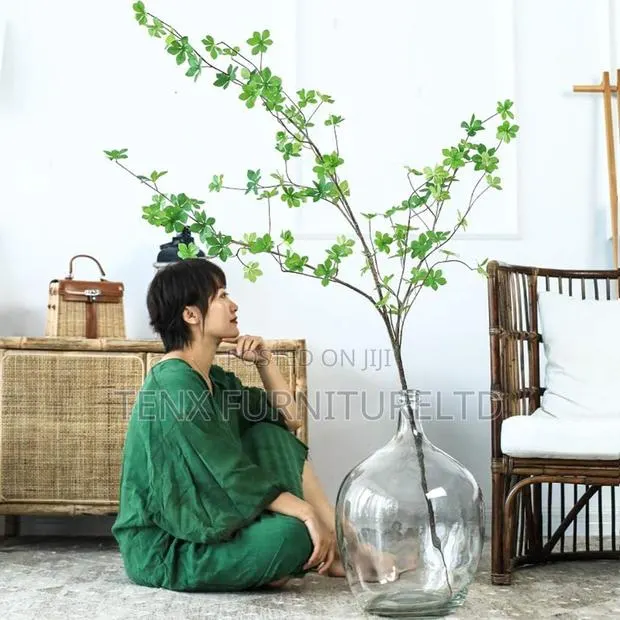 Clear Glass Vase (DECOR TALK) · Photo 1