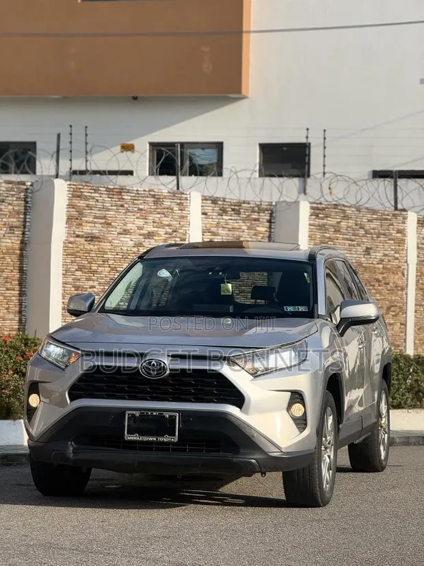 Toyota RAV4 XLE 2021 Silver · Photo 1