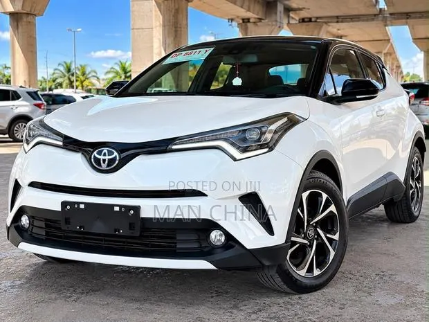Toyota C-HR XLE FWD Sport Utility (2.0L 4cyl 2AM) 2018 White · Photo 1