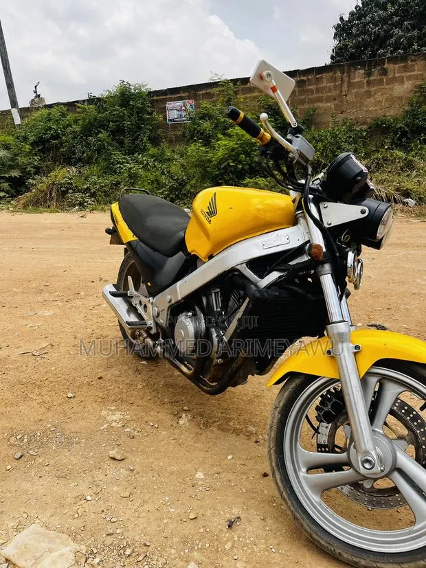Honda CB 2010 Yellow · Photo 1