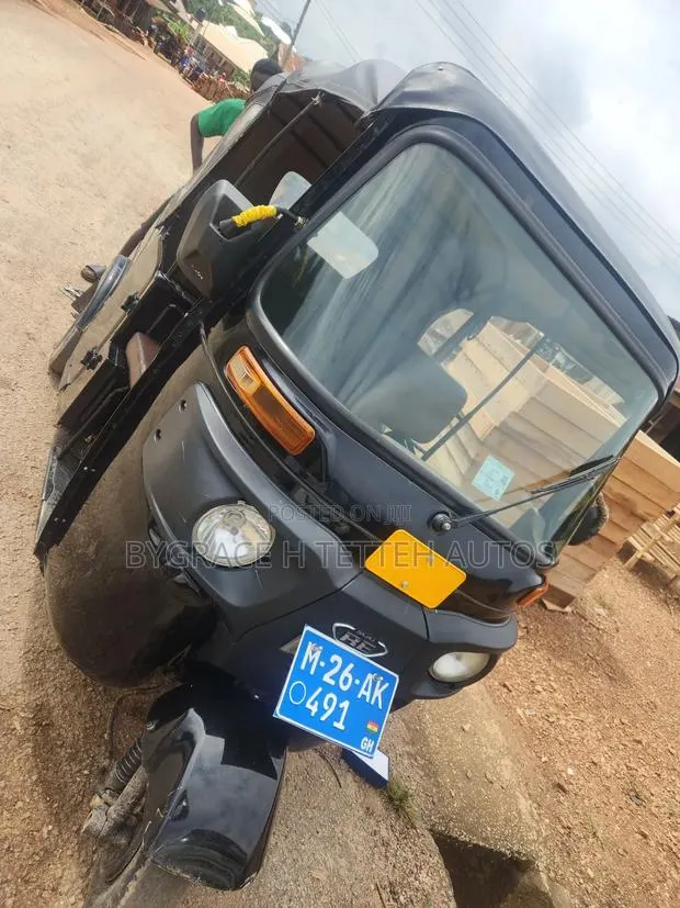 Bajaj RE 2026 Black · Photo 1
